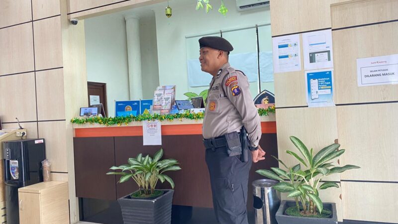 Berikan Rasa Aman, Satpamobvit Polresta Palangka Raya Pantau Aktivitas Nasabah Bank