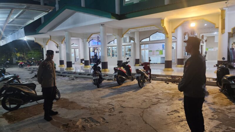 Ciptakan Rasa Aman, Personel Polresta Palangka Raya Amankan Ibadah Tarawih di Masjid Al-Furqon