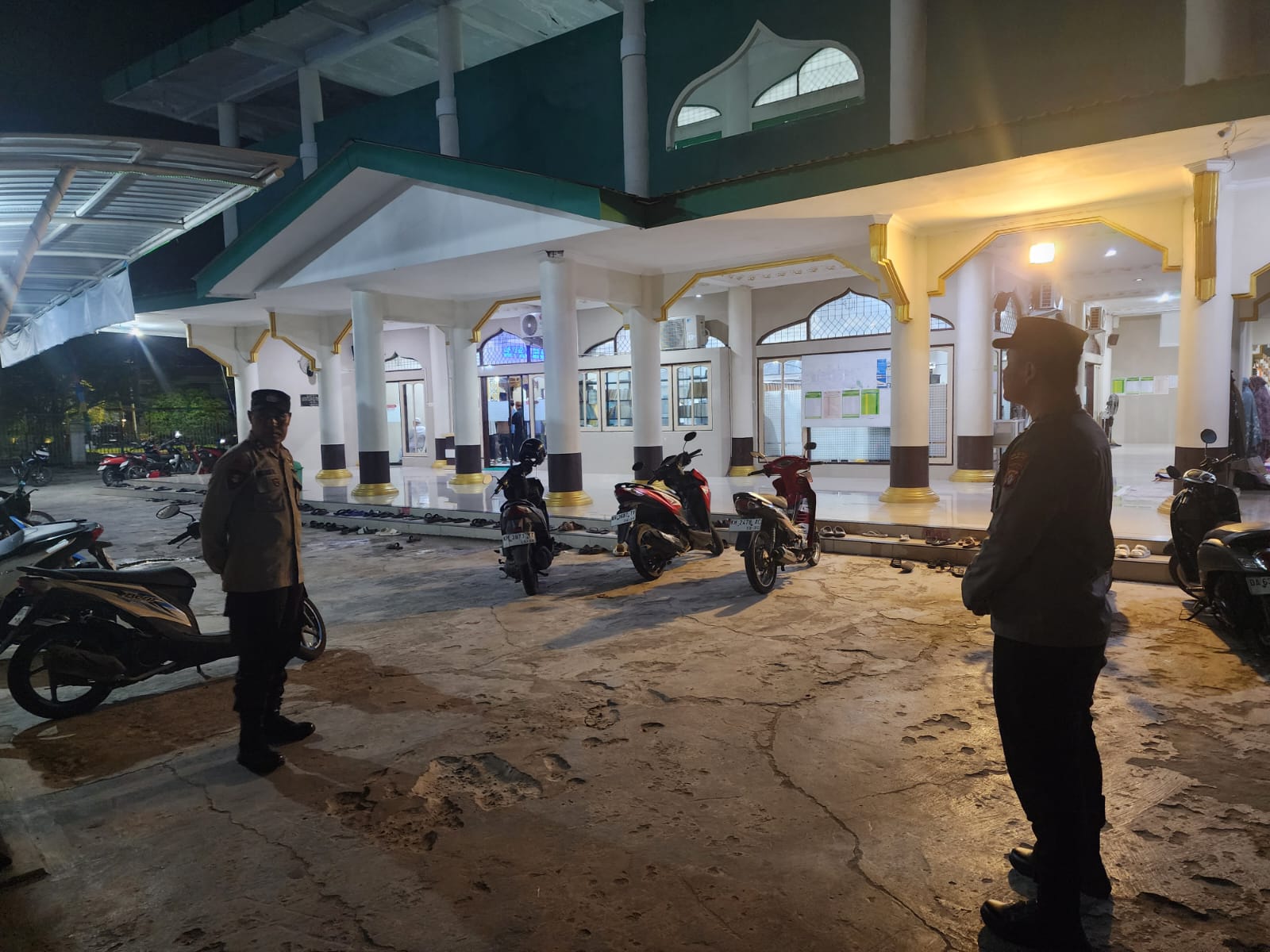 Ciptakan Rasa Aman, Personel Polresta Palangka Raya Amankan Ibadah Tarawih di Masjid Al-Furqon