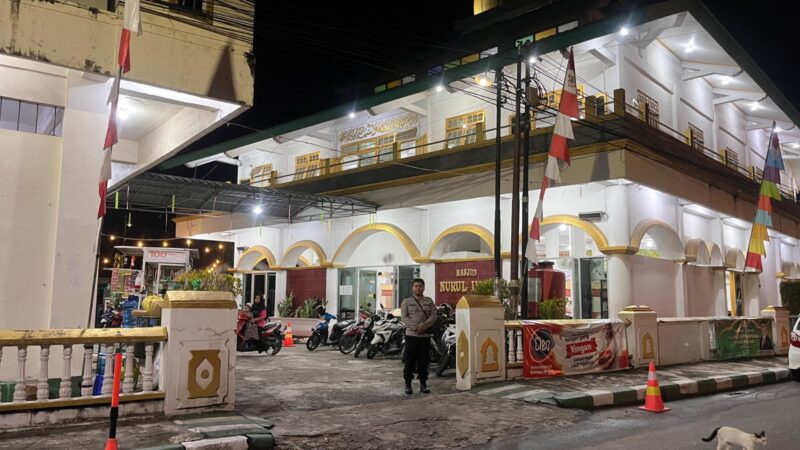 Jaga Kekhusyukan Ibadah Ramadan, Personel Polresta Palangka Raya Amankan Tarawih di Masjid Nurul Iman