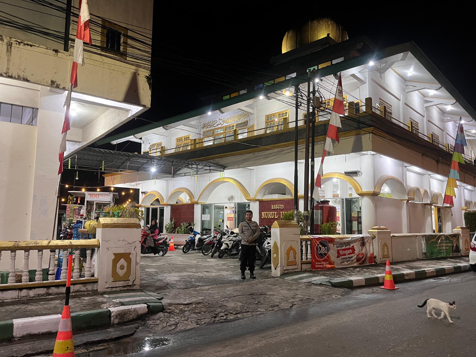 Jaga Kekhusyukan Ibadah Ramadan, Personel Polresta Palangka Raya Amankan Tarawih di Masjid Nurul Iman