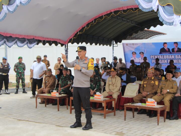 Bersama Gubernur dan Pangdam, Kapolda Kalteng Bagikan Ribuan Paket Sembako bagi Masyarakat Seruyan