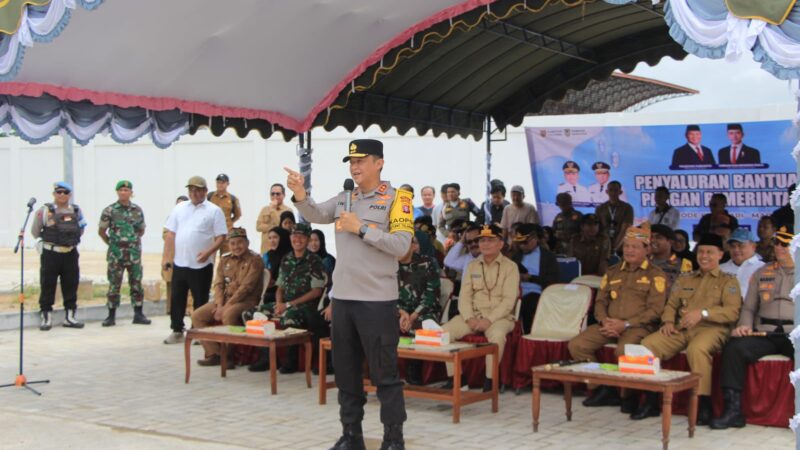Bersama Gubernur dan Pangdam, Kapolda Kalteng Bagikan Ribuan Paket Sembako bagi Masyarakat Seruyan