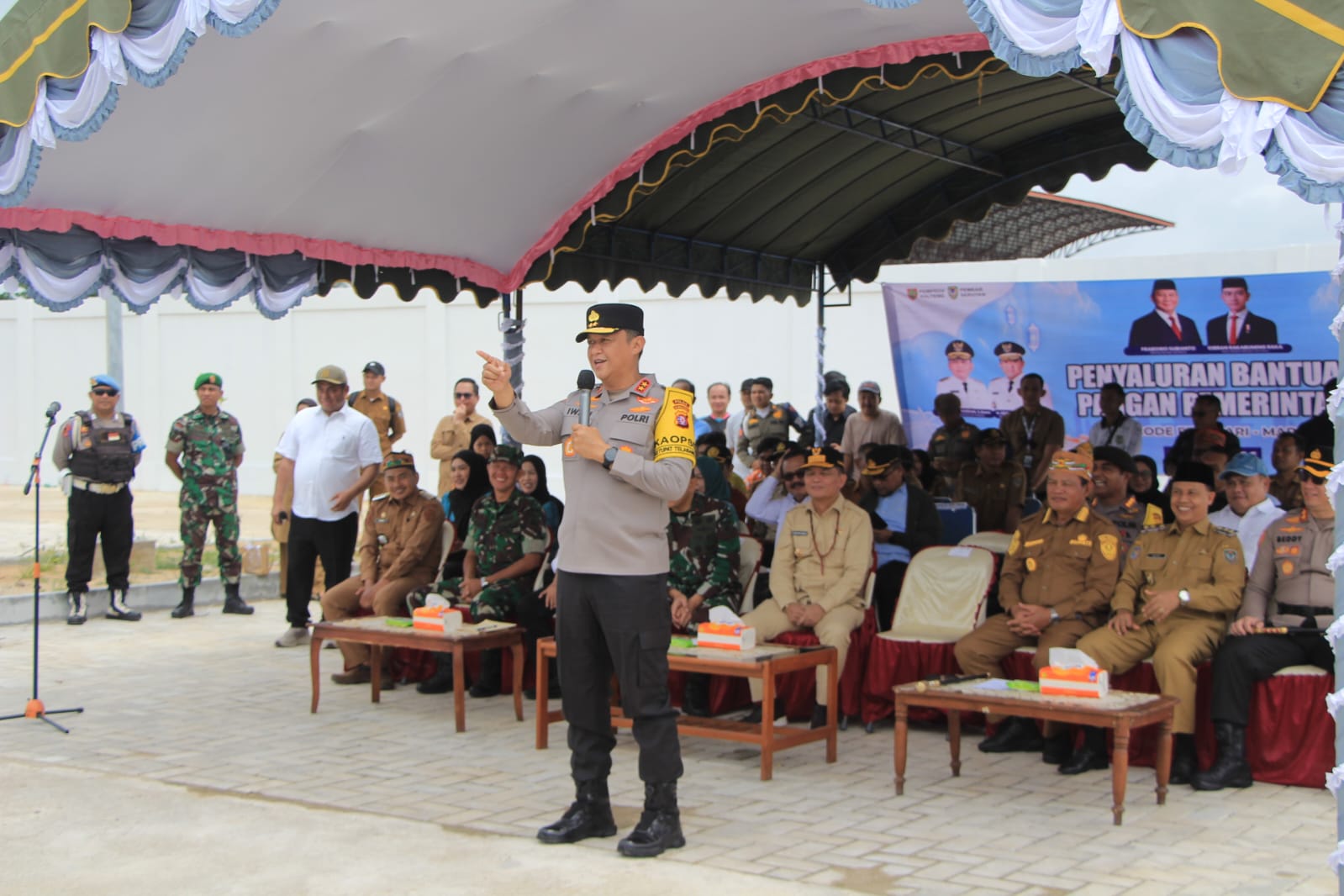 Bersama Gubernur dan Pangdam, Kapolda Kalteng Bagikan Ribuan Paket Sembako bagi Masyarakat Seruyan