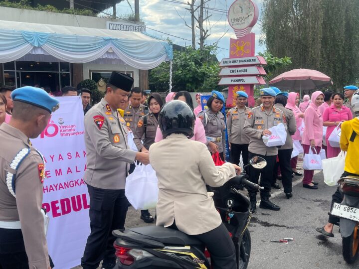 Sembari Bagikan Takjil Gratis, Bidpropam Polda Kalteng Ajak Masyarakat Manfaatkan Layanan Dumas Propam Polri