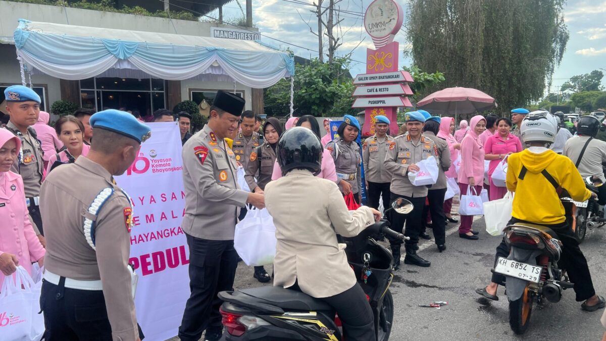Sembari Bagikan Takjil Gratis, Bidpropam Polda Kalteng Ajak Masyarakat Manfaatkan Layanan Dumas Propam Polri