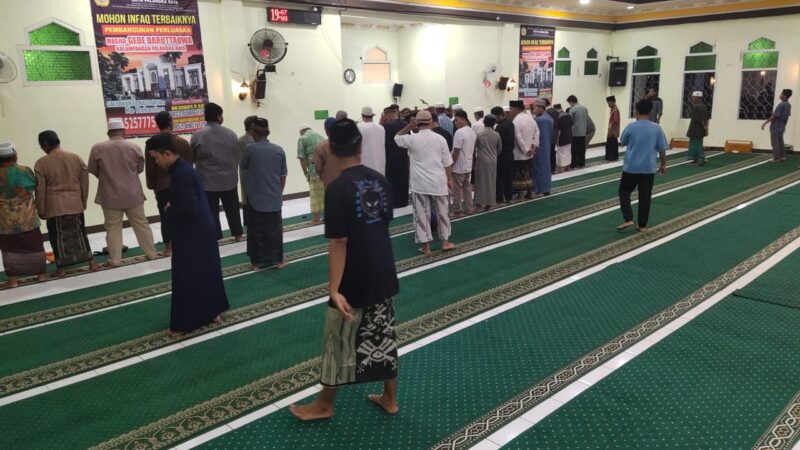 Dukung Kekhusyukan Ramadan, Polsek Sabangau Laksanakan Pengamanan Salat Tarawih di Masjid Gede Daruttaqwa