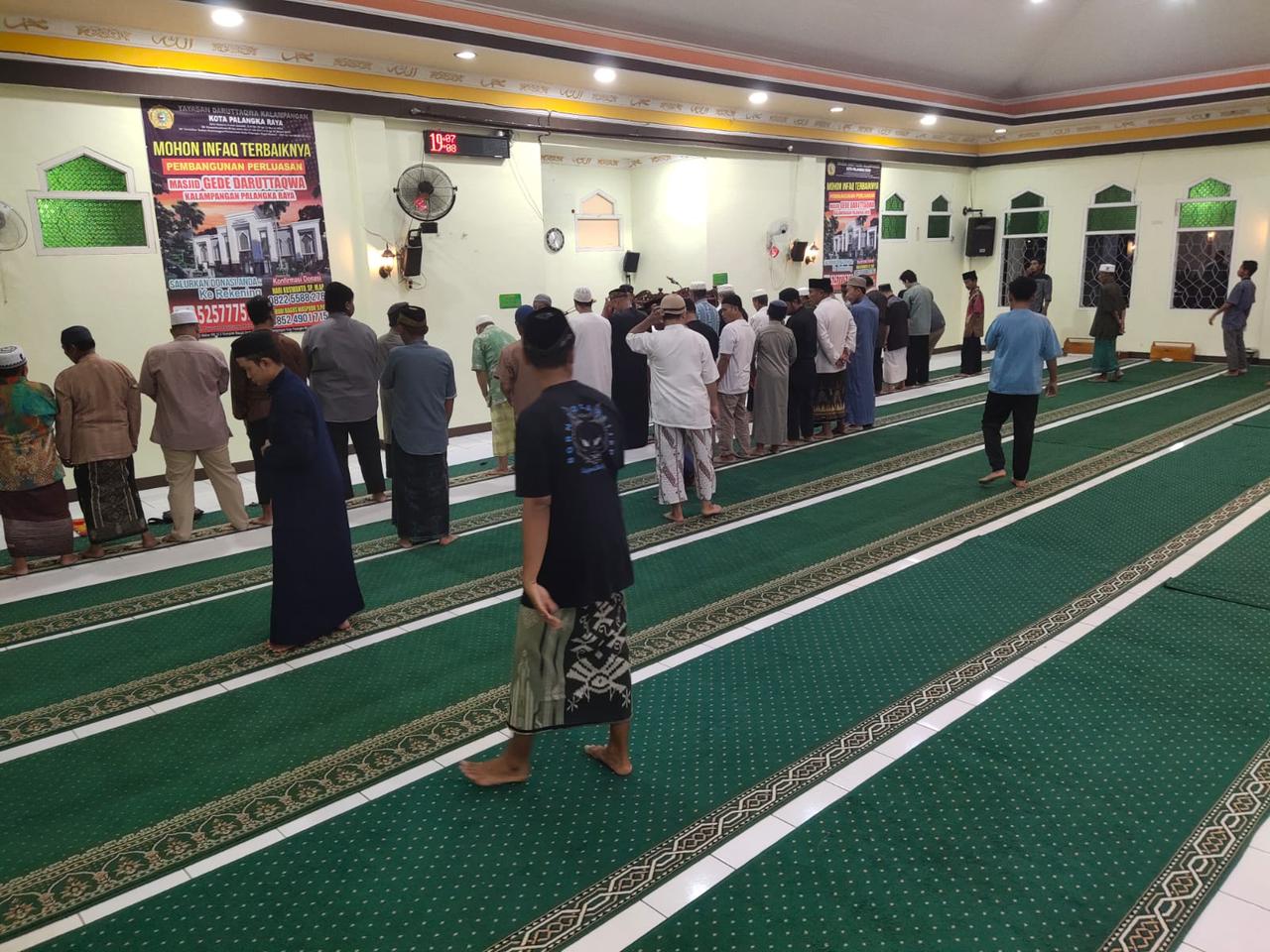 Dukung Kekhusyukan Ramadan, Polsek Sabangau Laksanakan Pengamanan Salat Tarawih di Masjid Gede Daruttaqwa