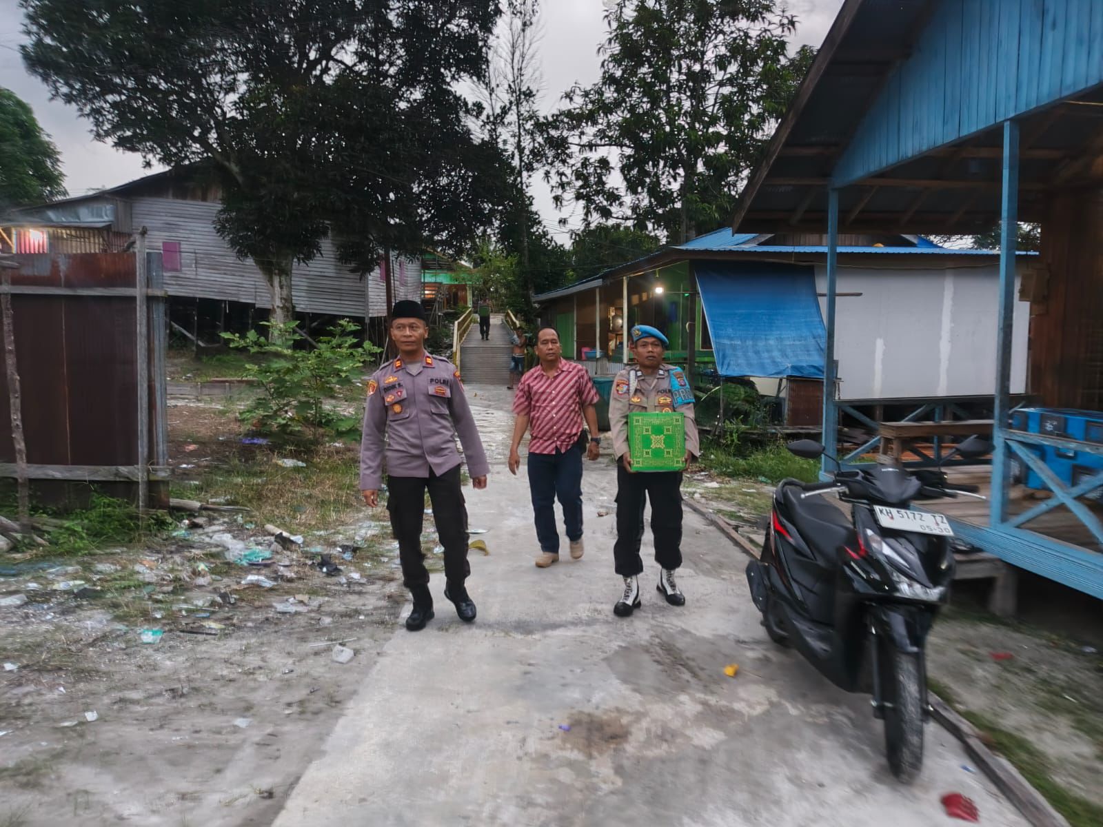 Polsek Rakumpit Berbagi Kebahagiaan, Kapolsek Salurkan Bingkisan Lebaran ke Warga Kurang Mampu