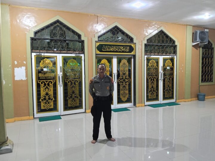 Amankan Ibadah Jalannya Tarawih, Personel Polresta Palangka Raya Laksanakan Pengamanan di Masjid Salahuddin