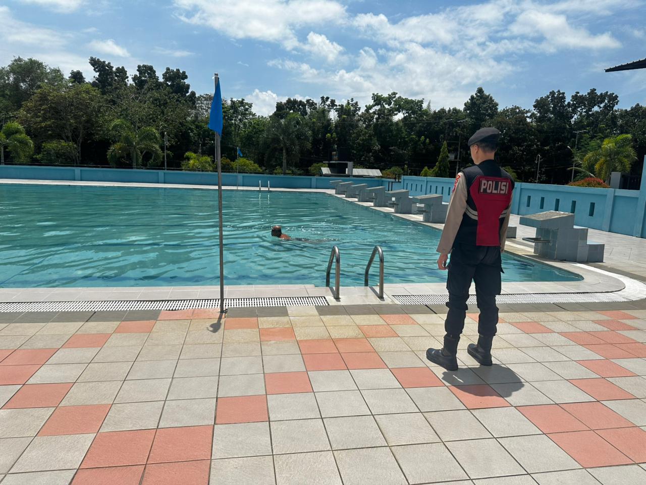 Jaga Keamanan Wisata Lebaran, Polresta Palangka Raya Laksanakan Pengamanan di Kolam Renang Isen Mulang