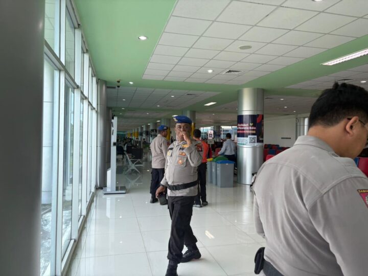 Perkuat Pengamanan Arus Balik, Satpamobvit Polresta Palangka Raya Siaga di Bandara Tjilik Riwut