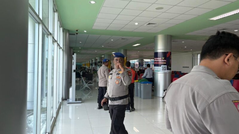 Perkuat Pengamanan Arus Balik, Satpamobvit Polresta Palangka Raya Siaga di Bandara Tjilik Riwut