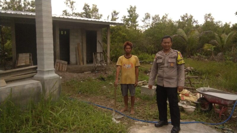 Bhabinkamtibmas Polsek Bukit Batu Tinjau Proses Pembangunan Langgar At-Taubah di Marang