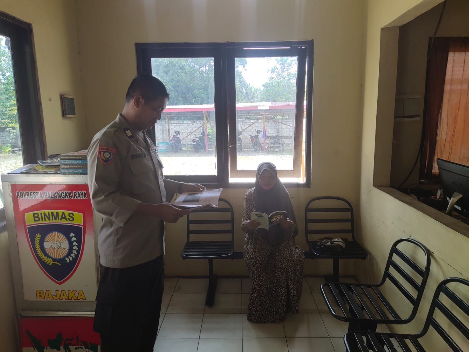 Tingkatkan Minat Baca Warganya, Bhabinkamtibmas Polsek Sabangau Hadirkan Motor Bajaka Presisi