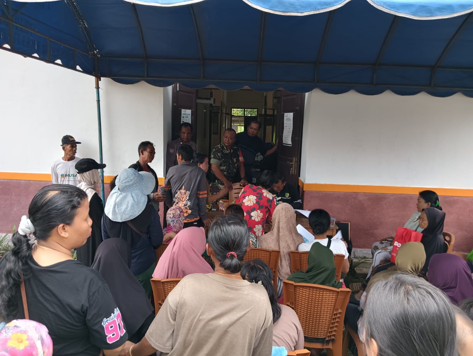 Monitoring Penyaluran Bantuan Pangan, Bhabinkamtibmas Polsek Sabangau Hadir Jaga Kondusifitas