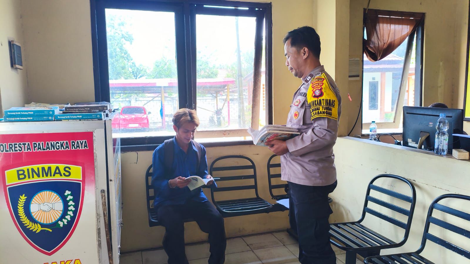 Tumbuhkan Budaya Literasi di Warga, Polsek Sabangau Laksanakan Program Bajaka Presisi