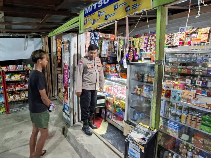 Humanis dan Dialogis, Personel Polsek Bukit Batu Sambangi Warung Warga di Banturung