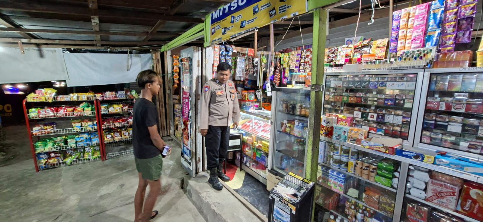 Humanis dan Dialogis, Personel Polsek Bukit Batu Sambangi Warung Warga di Banturung