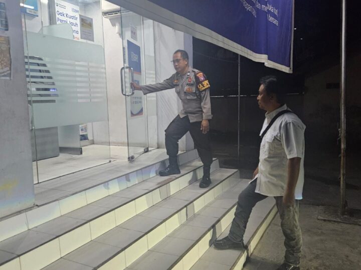 Di Depan Mesin ATM BRI Unit Tangkiling, Piket Polsek Bukit Batu Pastikan Tidak Ada Sabotase