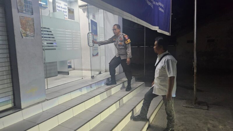 Di Depan Mesin ATM BRI Unit Tangkiling, Piket Polsek Bukit Batu Pastikan Tidak Ada Sabotase