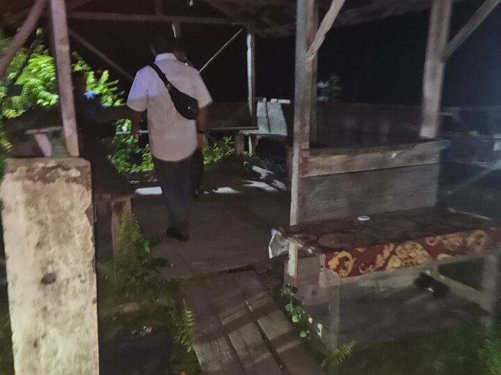 Sambangi Tongkrongan Warga di Dermaga Tangkiling, Piket Polsek Bukit Batu Gelar Patroli Dialogis