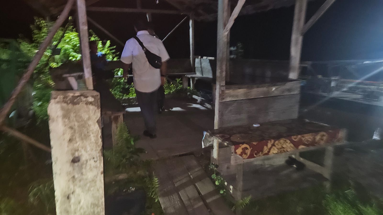 Sambangi Tongkrongan Warga di Dermaga Tangkiling, Piket Polsek Bukit Batu Gelar Patroli Dialogis