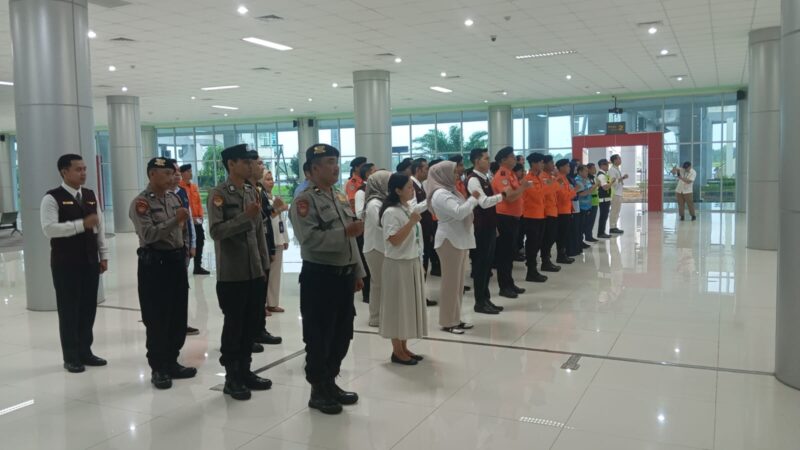 Satpamobvit Polresta Palangka Raya Kawal Penutupan Pos Mudik di Bandara Tjilik Riwut