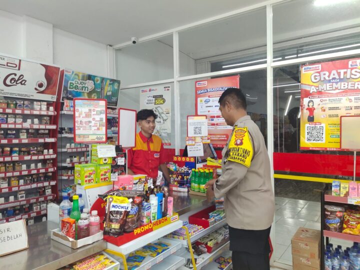 Ketika Patroli Malam, Personel Polsek Sabangau Sampaikan Imbauan Kamtibmas kepada Warga