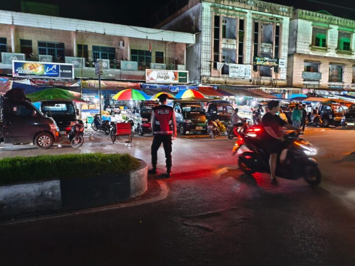 Datangi Pasar Besar, Satsamapta Polresta Palangka Raya Gelar Patroli Jalan Kaki