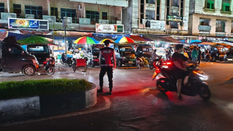 Datangi Pasar Besar, Satsamapta Polresta Palangka Raya Gelar Patroli Jalan Kaki