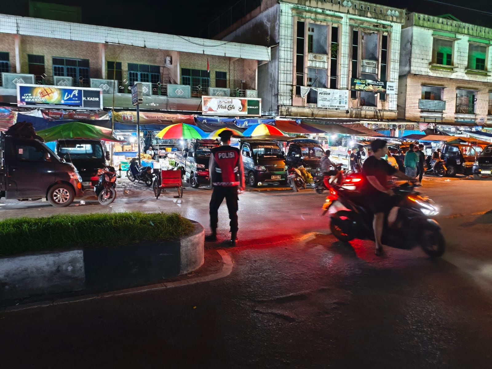 Datangi Pasar Besar, Satsamapta Polresta Palangka Raya Gelar Patroli Jalan Kaki
