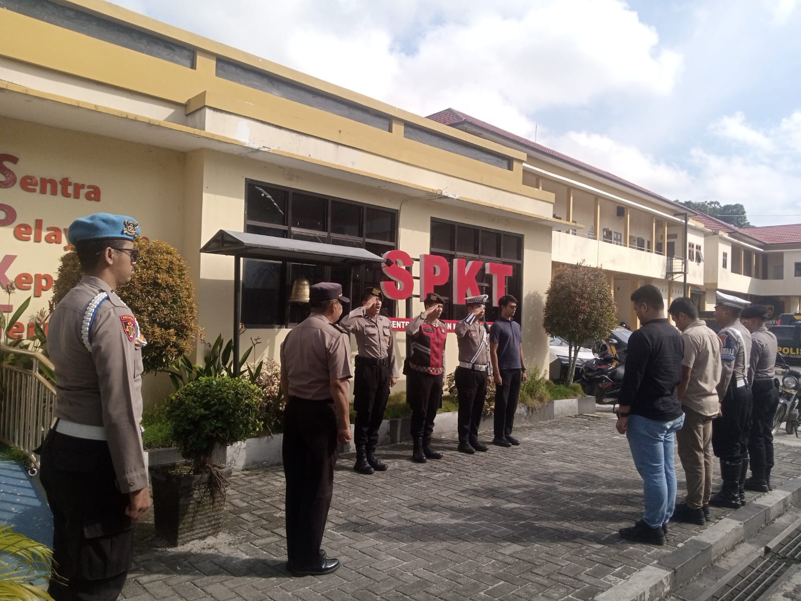 Pastikan Pelayanan Optimal, Pamapta I SPKT Polresta Palangka Raya Pimpin Apel Piket Jaga