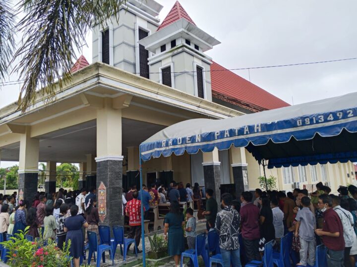 Amankan Ibadah Jumat Agung, Personel Polresta Palangka Raya Siaga di GKE Pangarinah