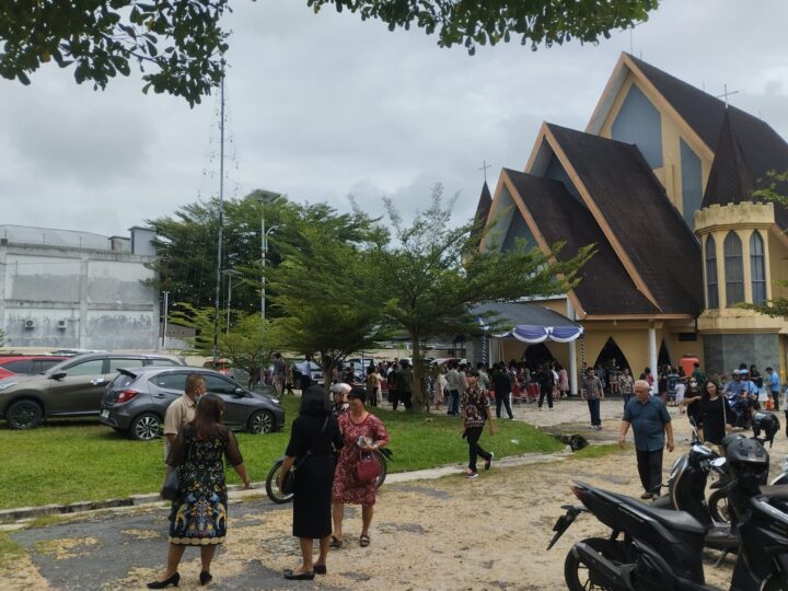 Pengamanan Ibadah Jumat Agung, Personel Polresta Palangka Raya Siaga di Gereja Sion
