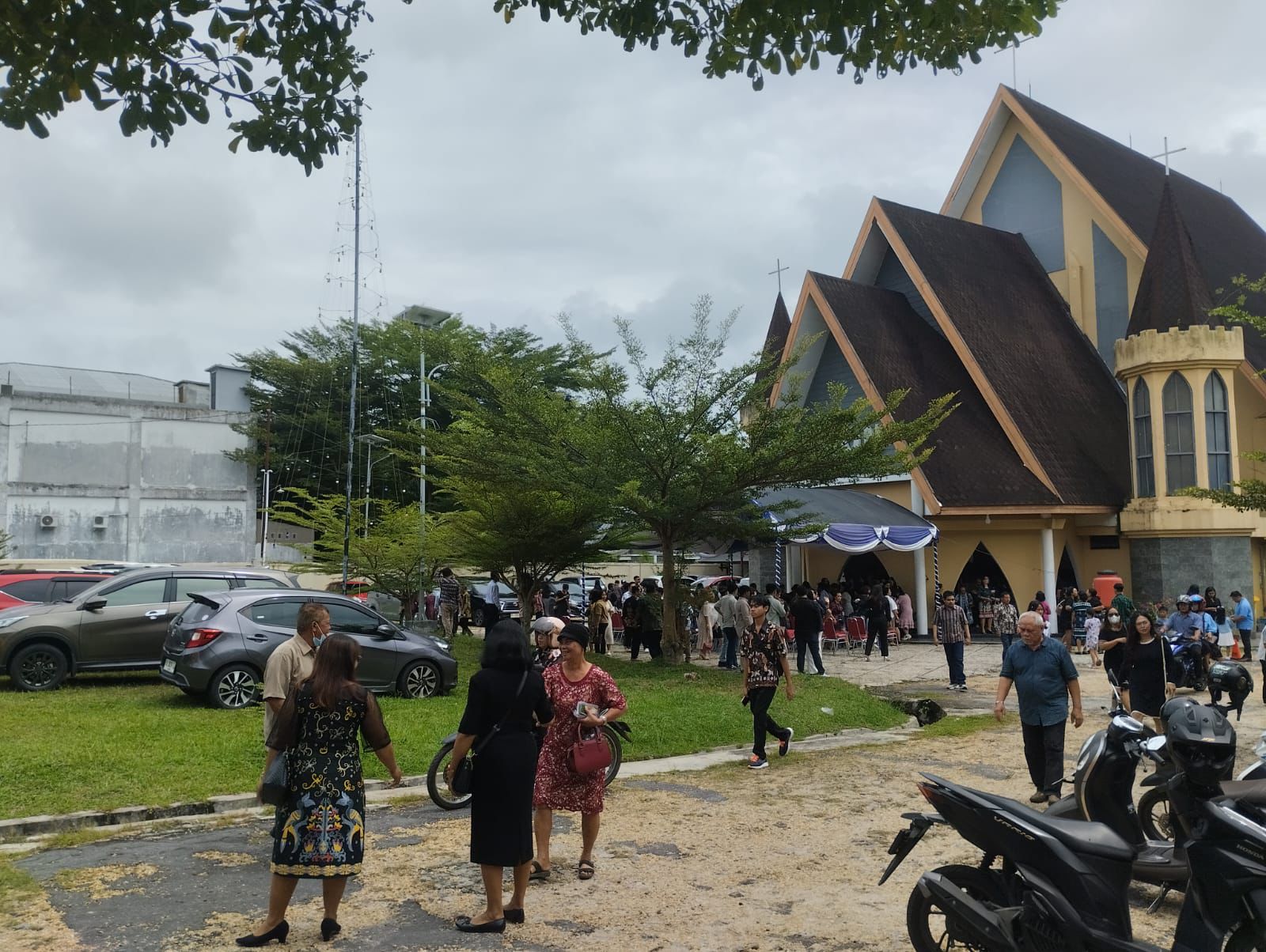 Pengamanan Ibadah Jumat Agung, Personel Polresta Palangka Raya Siaga di Gereja Sion