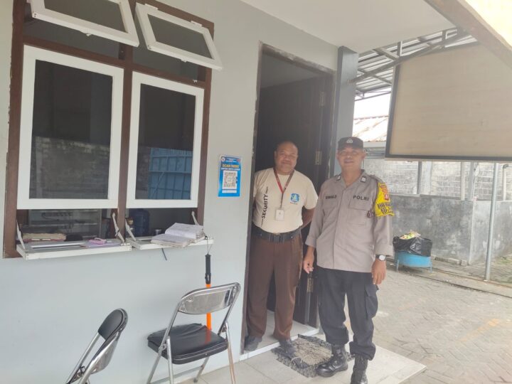 Di Gudang SKK, Personel Polsek Sabangau Sharing Kamtibmas dengan Satpam