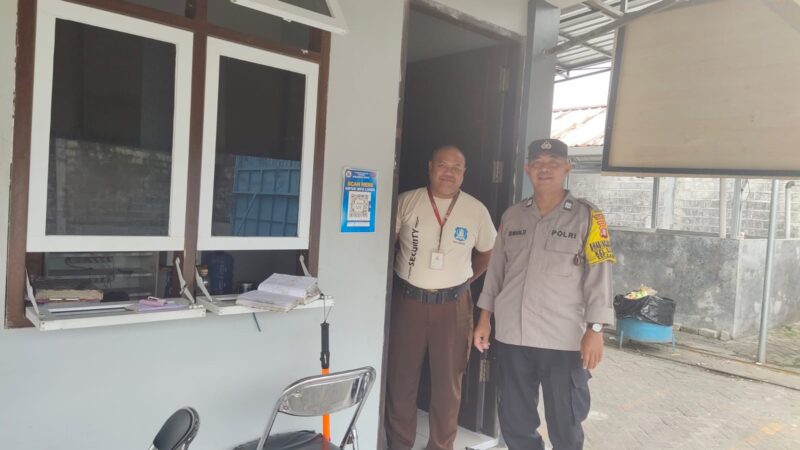 Di Gudang SKK, Personel Polsek Sabangau Sharing Kamtibmas dengan Satpam