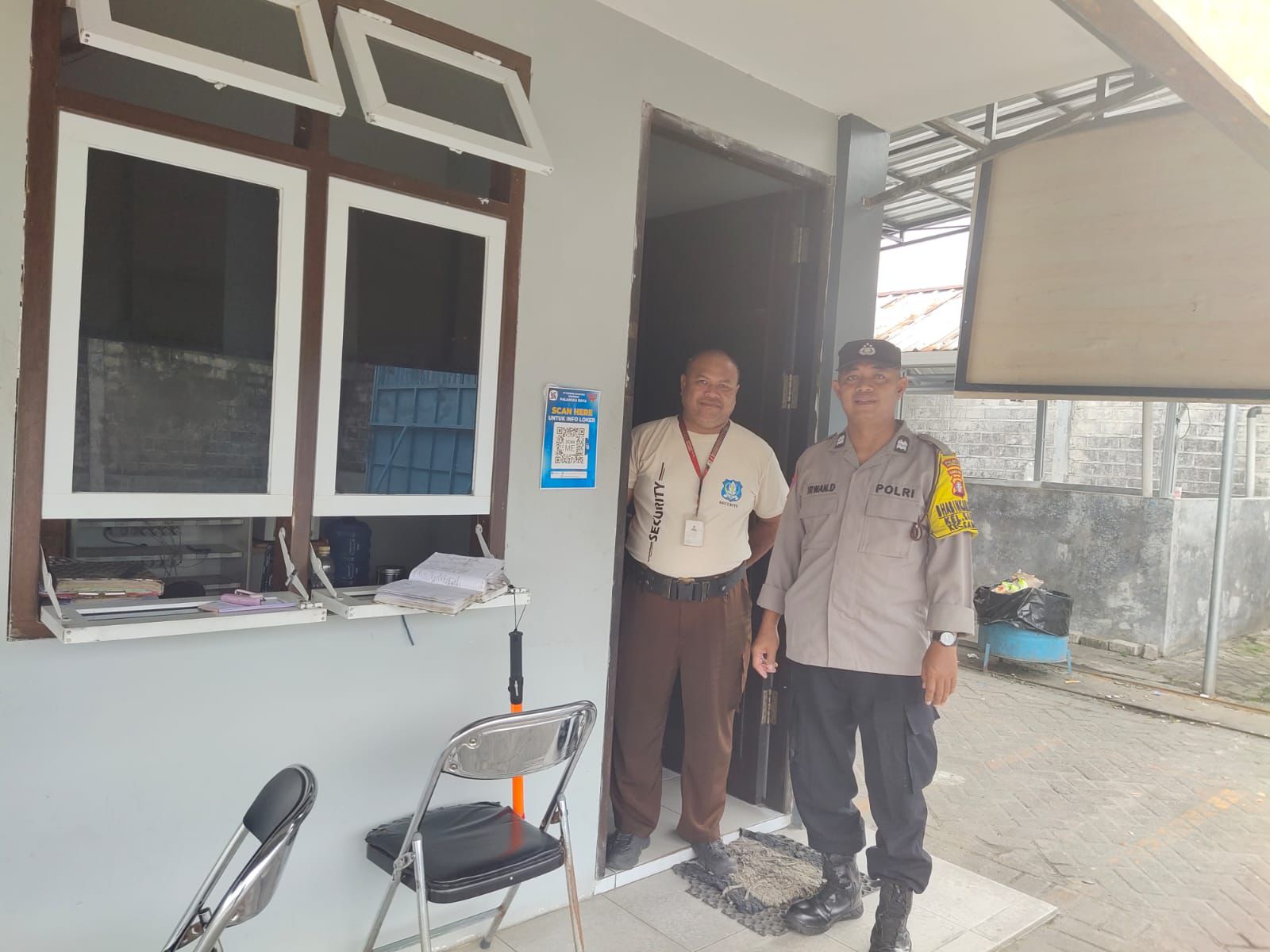 Di Gudang SKK, Personel Polsek Sabangau Sharing Kamtibmas dengan Satpam