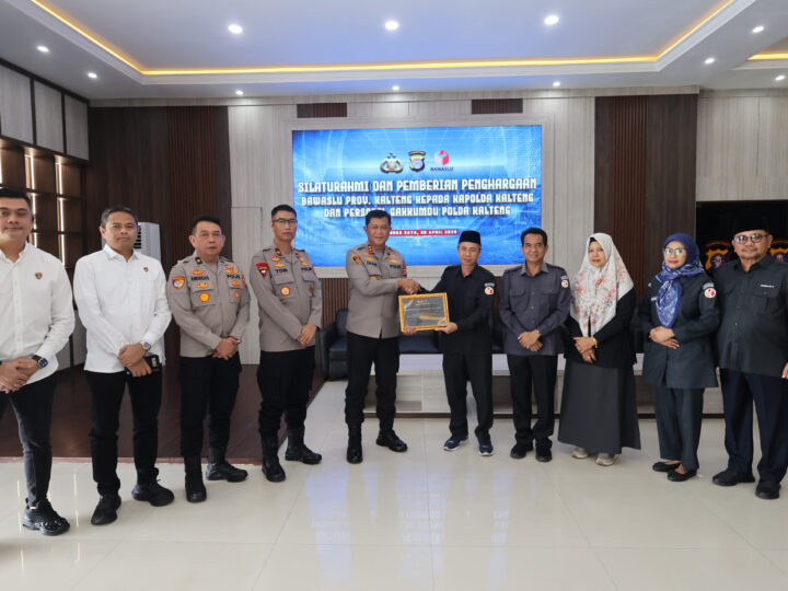 Sukses Amankan Pilkada, Kapolda Kalteng Dianugerahi Penghargaan oleh Bawaslu RI