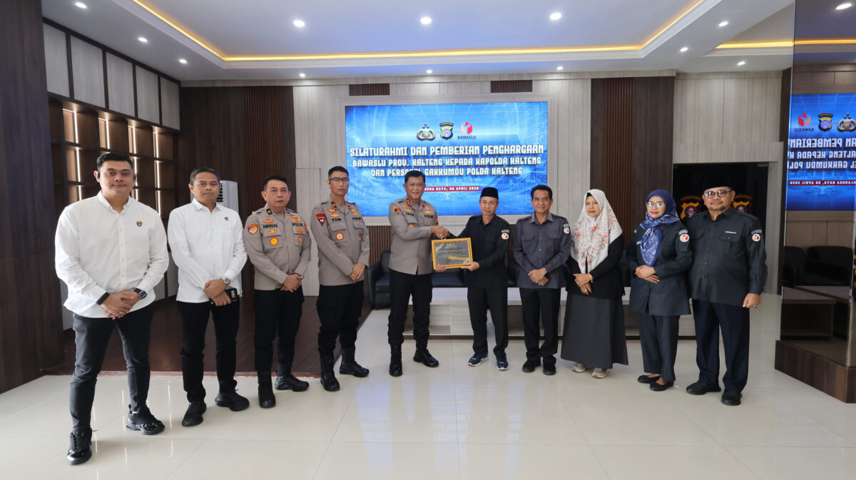 Sukses Amankan Pilkada, Kapolda Kalteng Dianugerahi Penghargaan oleh Bawaslu RI