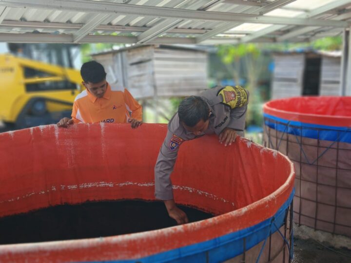 Polri untuk Masyarakat, Bhabinkamtibmas Polsek Bukit Batu Sambangi Pembudidaya Ikan Lele di Marang