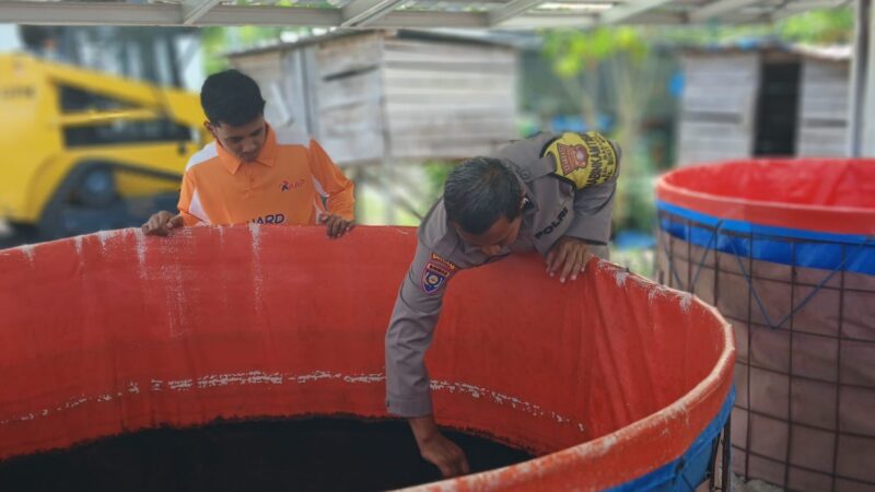 Polri untuk Masyarakat, Bhabinkamtibmas Polsek Bukit Batu Sambangi Pembudidaya Ikan Lele di Marang