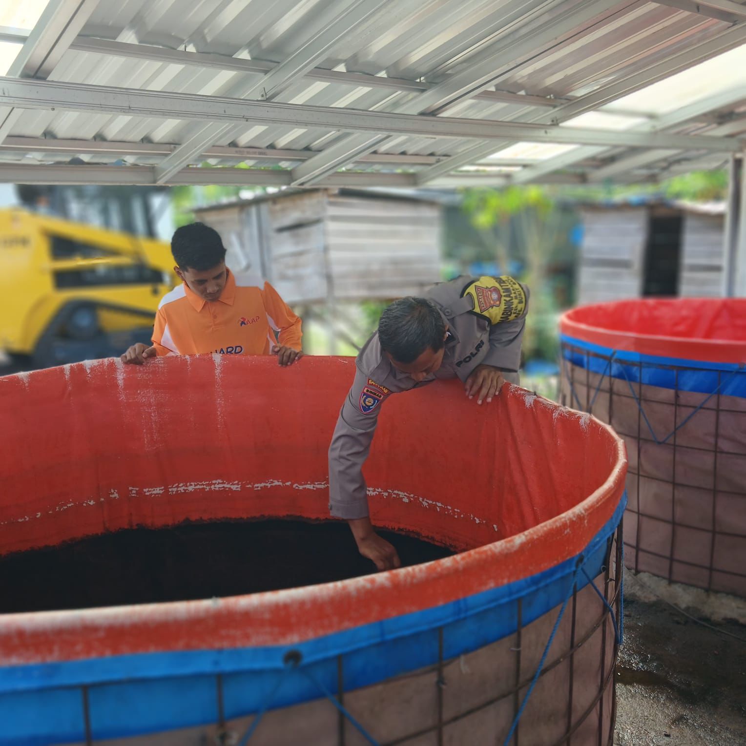 Polri untuk Masyarakat, Bhabinkamtibmas Polsek Bukit Batu Sambangi Pembudidaya Ikan Lele di Marang