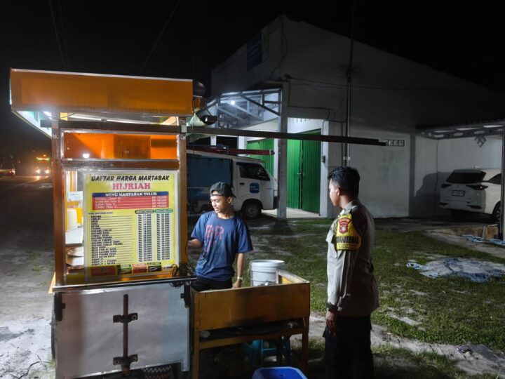 Datangi Penjual Martabak, Polsek Sabangau Sampaikan Layanan Polri 110