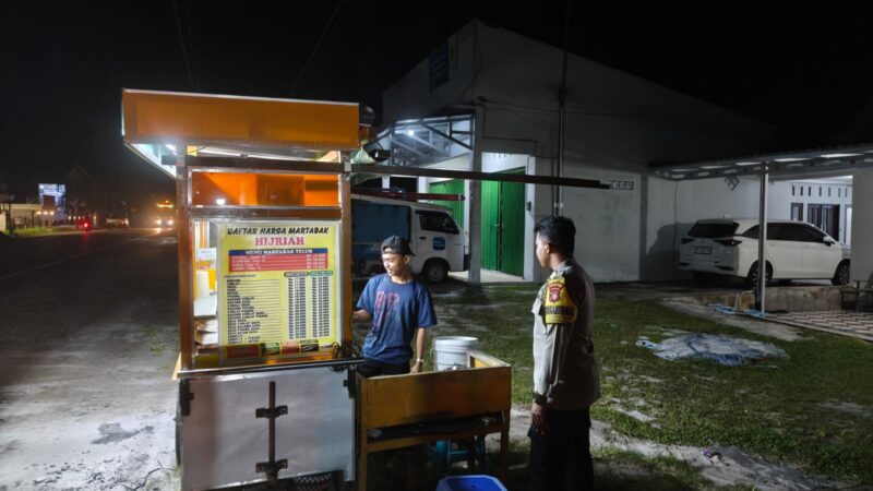 Datangi Penjual Martabak, Polsek Sabangau Sampaikan Layanan Polri 110