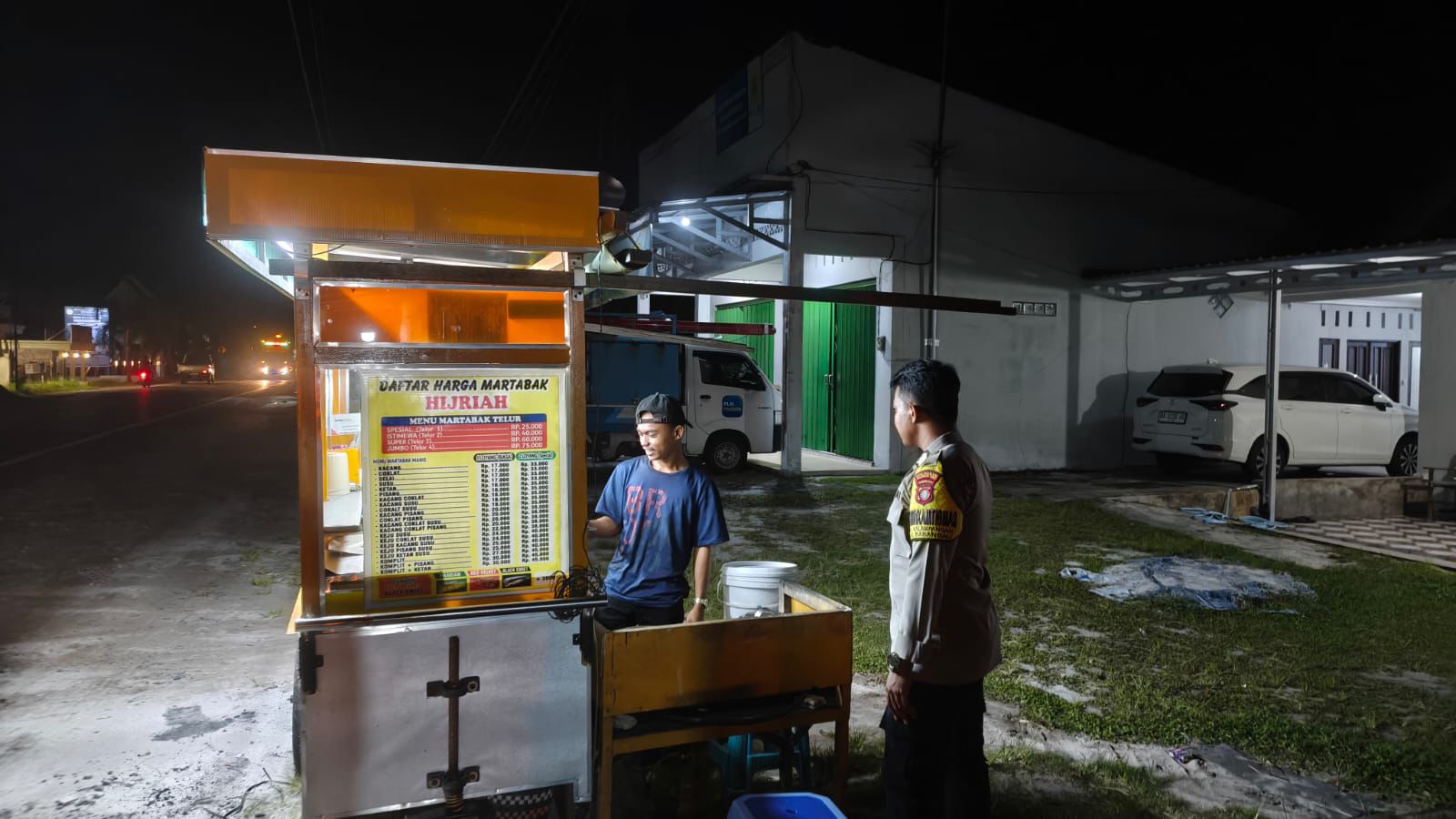 Datangi Penjual Martabak, Polsek Sabangau Sampaikan Layanan Polri 110