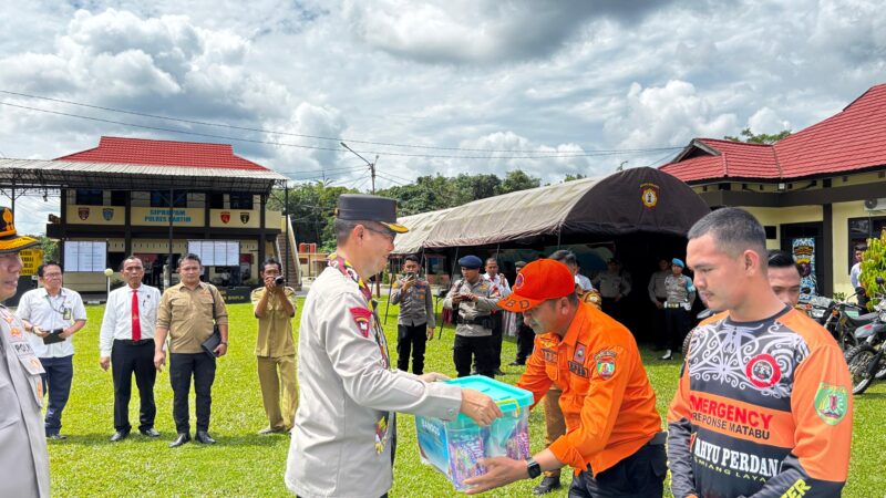 Kunker di Polres Bartim, Wakapolda Kalteng Cek Kesiapsiagaan Dalmas dan Karhutla hingga Salurkan Bansos untuk Relawan