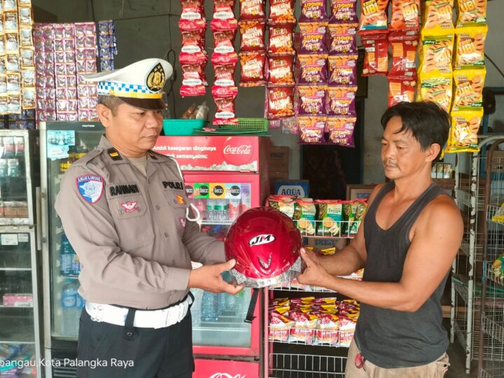 Budayakan Tertib Lalu Lintas, Satlantas Polresta Palangka Raya Bagikan Helm Gratis kepada Masyarakat