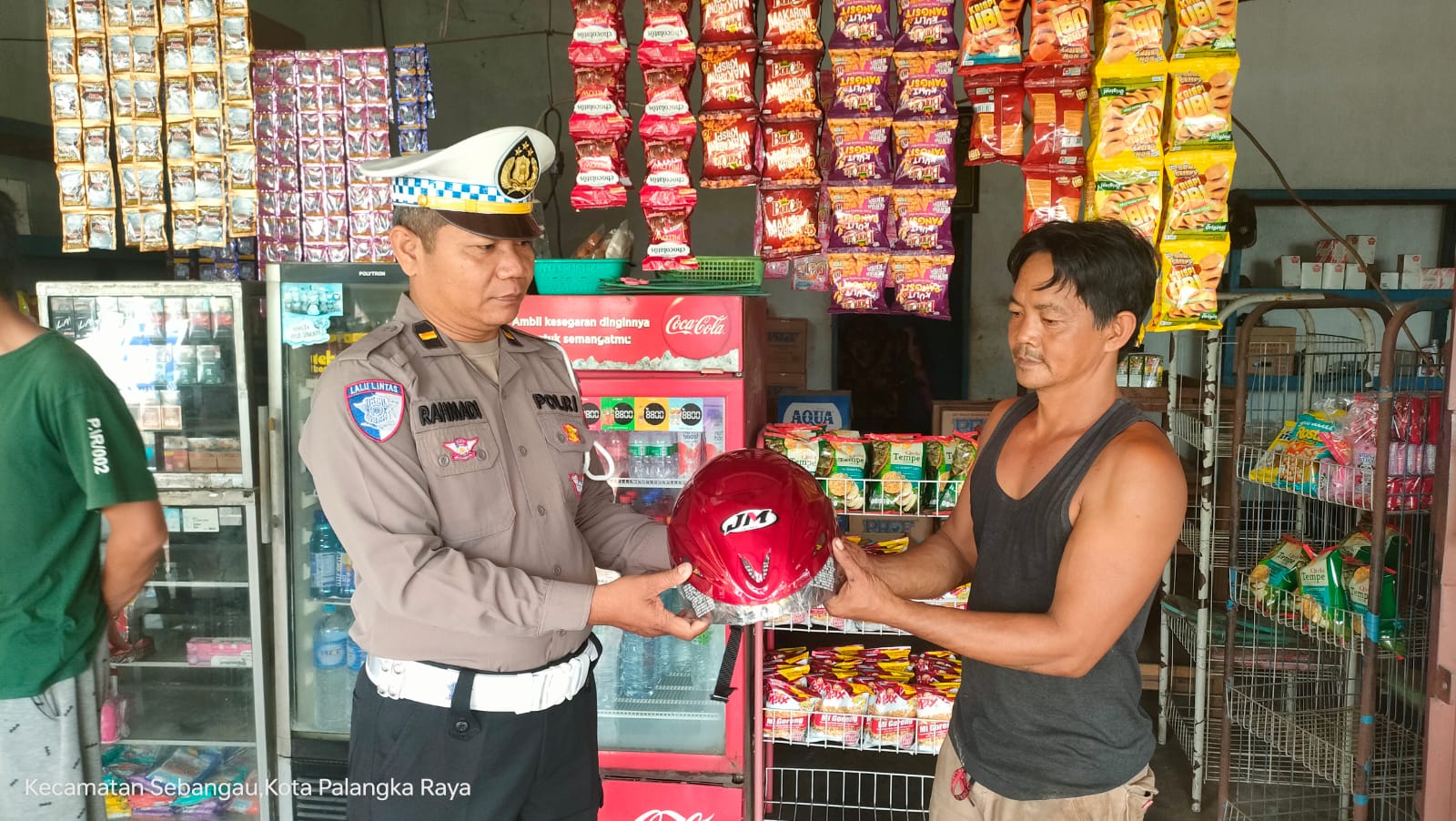 Budayakan Tertib Lalu Lintas, Satlantas Polresta Palangka Raya Bagikan Helm Gratis kepada Masyarakat